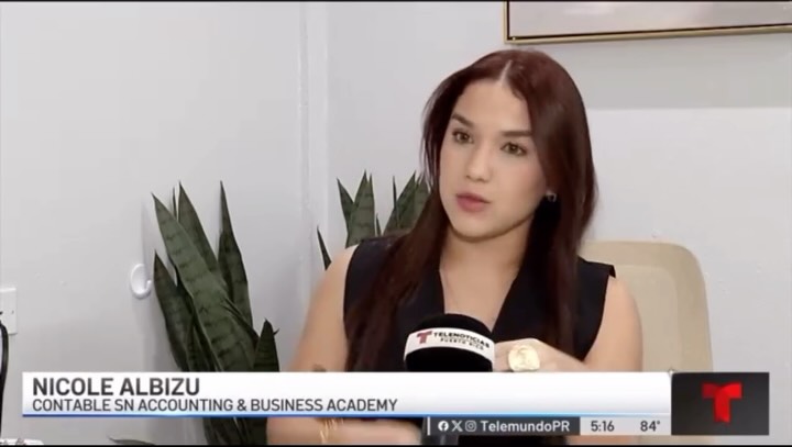 Nicole Albizu durante una orientación contributiva en Telemundo Puerto Rico